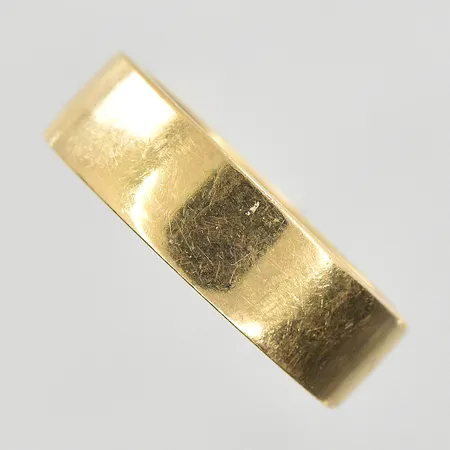 Ring stl: 17¾ bredd 6mm, gravyr, 18K. Vikt: 7,5 g