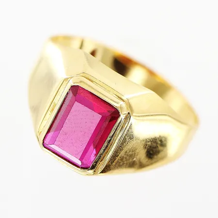 Ring med röd sten stl: 17½, 18K Vikt: 2,8 g