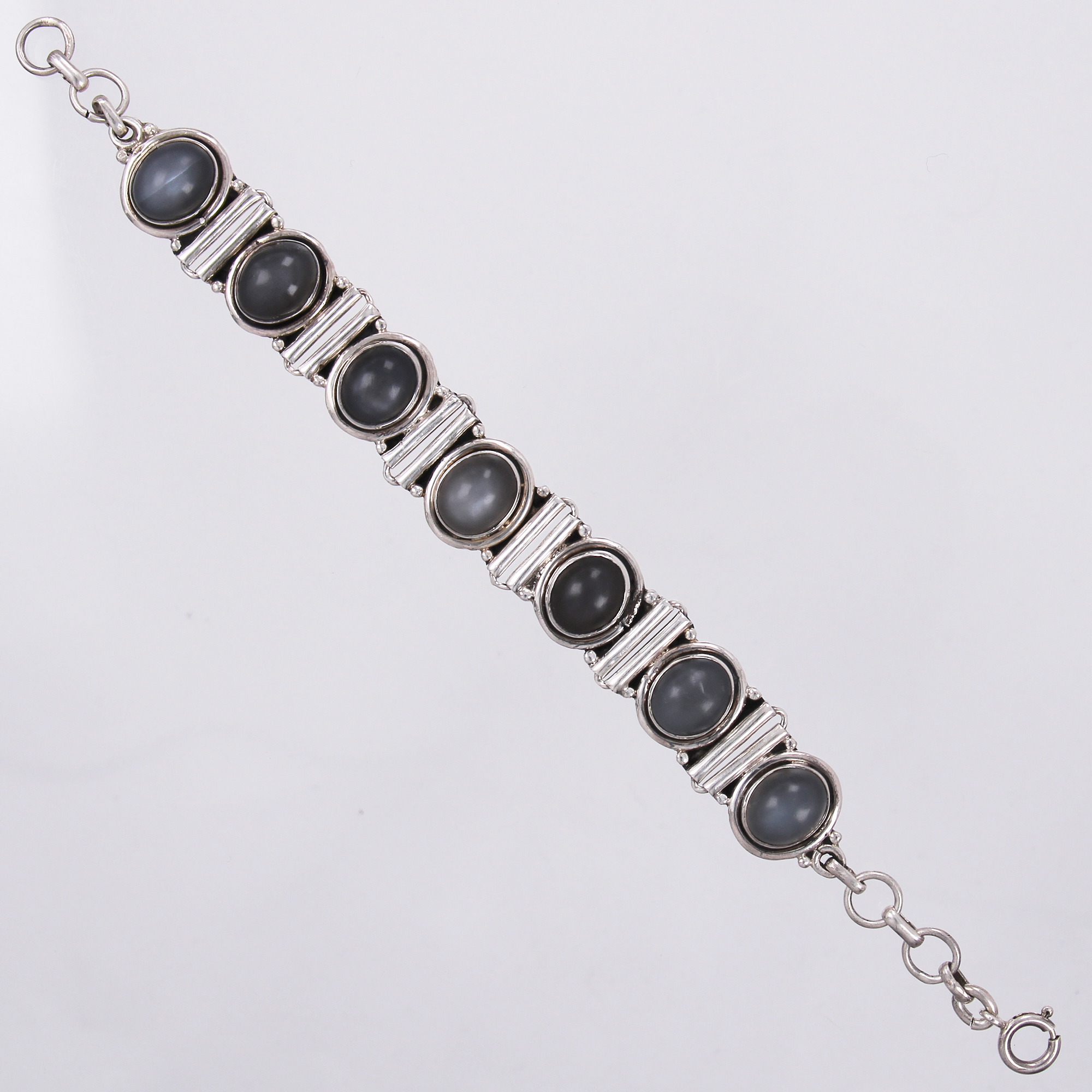 Armband med färgskiftande gråa stenar längd: ca 18cm bredd: ca 14mm 925/1000, silver Vikt: 28,7 g