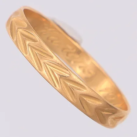 Ring stl:19¾, gravyr, skev, 18K Vikt: 2 g