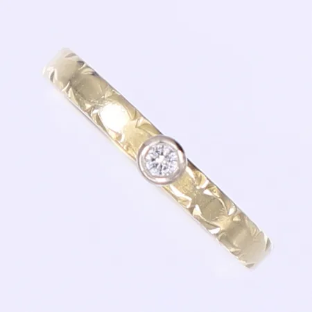 Ring med diamant 1x0,05ct W/P1 enl. gravyr stl:17 bredd 2,5mm, 14K Vikt: 2 g