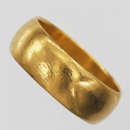 Ring, stl: 17¼, bredd: 7 mm, gravyr, 23K guld. Vikt: 7,1 g
