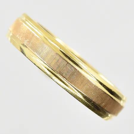 Ring med matterat mittband stl:20½, bredd 5mm, 18K. Vikt: 11,1 g