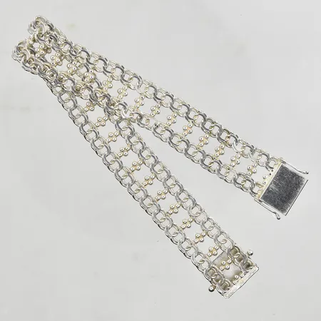 Armband dubbelradig Bismarck längd 22cm, bredd 16mm, tillverkat Q10/1990, mindre ojämnheter på länk, 830/1000 silver. Vikt: 25,1 g