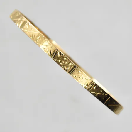 Armring med mönsterdekor stl:70x62mm, bredd 5mm, oval passform, stel modell, 18K. Vikt: 10 g