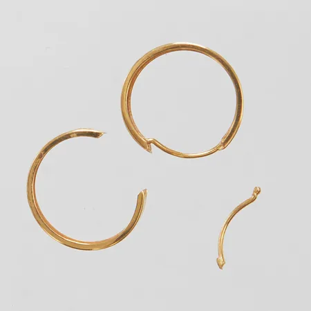 Örhängen, defekta, 18K, 0,7g Vikt: 0,7 g