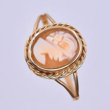 Ring med Camé stl:17¼, bredd 2-12 mm 18K. Vikt: 1,2 g