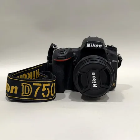 Kamerahus Nikon D750 serie-nr 6011622, 1 objektiv Nikon AF-S Nikkor 50mm 1:1,4G serie-nr 435527, motljusskydd, laddare Nikon MH-25a serie-nr 1408073870G, bruksslitage, inga andra tillbehör  Skickas med postpaket.