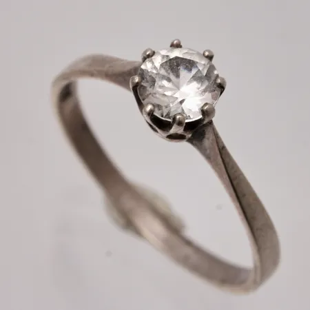 Ring stl:16¾ bredd 2-6mm, vit sten, Ø5mm, 835/1000, silver, 1,2g.