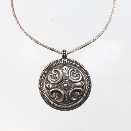 Hängsmycke Kalevala Koru,längd ca 48 cm,diameter ca 31 mm,silver 925/1000. Vikt: 16,3 g