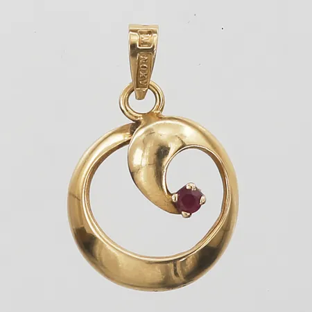 Hänge med rubin, Axel Svenssons Guldsmedsateljé, Malmö år 1988, Ø15 mm, 18K guld. Vikt: 1,8 g