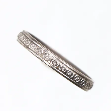 Ring vitguld, Flemming Uziel,gravyr,storlek 17 ½ mm,bredd 2.9 mm,18k. Vikt: 2,5 g