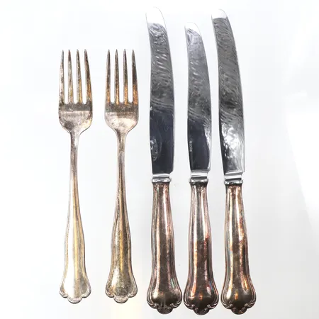 Gafflar 2 st silver 925/1000 längd ca 17 cm + knivar 3 st silver 830/1000 + rostfritt,vikt gafflar 117 gram,vikt knivar 172 gram. Vikt: 117 g