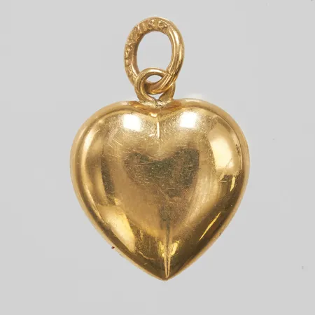 Hänge hjärta, längd ca 17mm, bredd ca 11mm, ihåligt, repor, liten buckla, 18K, Vikt: 1,7g Vikt: 1,7 g