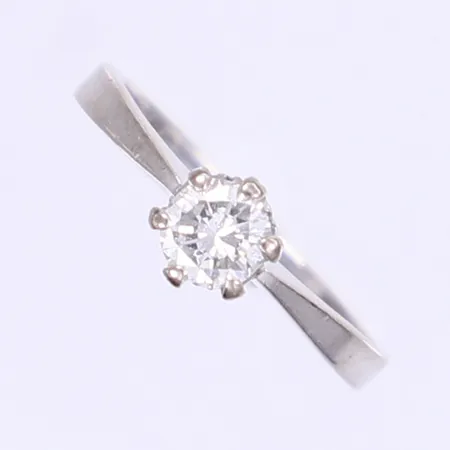 Ring med diamant 1x0,38ct enl. gravyr stl:16¼, bredd 2-6mm, svenska stämplar, vitguld 18K Vikt: 2,7 g