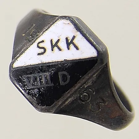 Ring med emaljdetaljer stl:18¼ bredd 3,3-12,5mm, personlig gravyr silver 813/1000 Vikt: 4,9 g