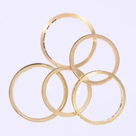 Fem släta ringar gravyr 18K Vikt: 19 g