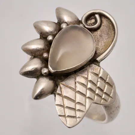 Ring stl:17, bredd 3,8-21mm, mjölkvit sten, silver, 925/1000, 5,05g.