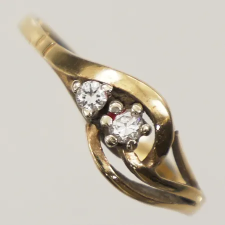 Ring med vita stenar stl:17¼, bredd 6,5mm, skev, 18K Vikt: 1,6 g