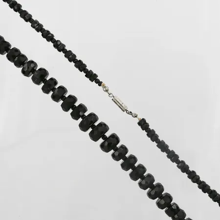 Collier med facetterade svarta onyxer, längd 51cm,  lås i metall Vikt: 48,7 g