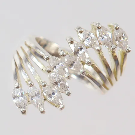 Ring vita stenar stl:18, bredd 4,5-28mm, 925/1000 silver Vikt: 8,5 g