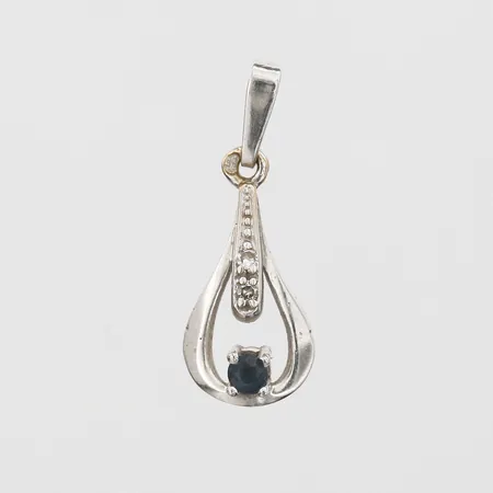 Hänge med safir, åttkantslipade diamanter 2 x ca 0,005ct, längd 20mm, bredd 8mm, vitguld 18K Vikt: 0,7 g