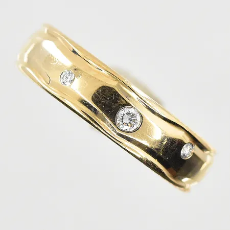 Ring med diamanter 1x0,04ct samt 2x0,01ct Schalin stl:16¾, bredd 5mm, gravyr, 9K. Vikt: 3,9 g