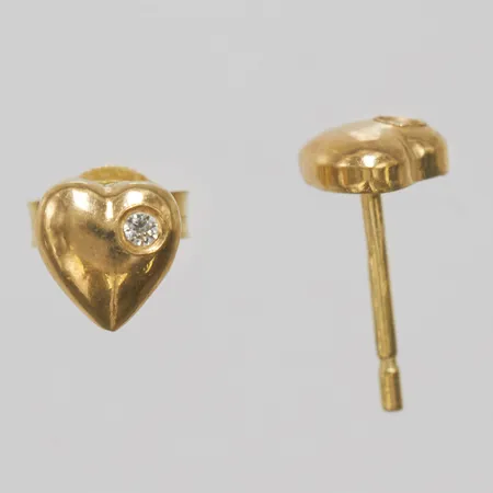 Örhängen med vita stenar, hjärtan, längd 5mm, bredd 5mm, stift, saknar en snurrebuss, 14K, Vikt: 1,0g Vikt: 1 g