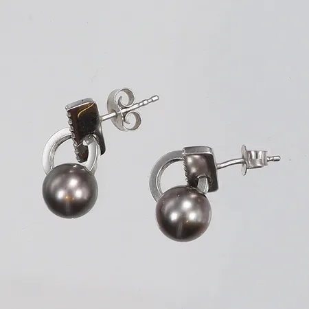 Ett par Örhängen i vitguld med odlade Tahitipärlor Ø8,3mm samt diamanter 14xca0,01ct 9x19mm stämplade ABS 18K Vikt: 4,8 g