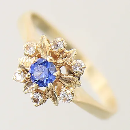 Ring med blå samt vita stenar stl:17¼ bredd 2-9mm 14K Vikt: 3 g