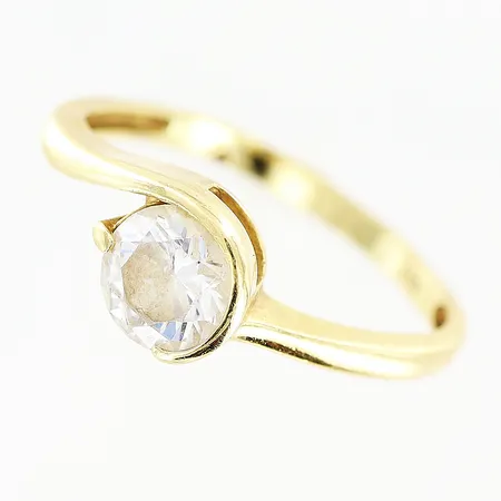 Ring vit sten stl: 16¾, skev skena, repor på sten, 18K Vikt: 2,3 g