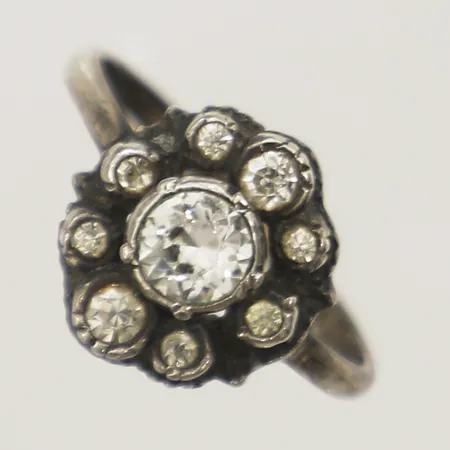 Ring med vita stenar stl:16, bredd 12,5mm, 830/1000 silver Vikt: 3 g