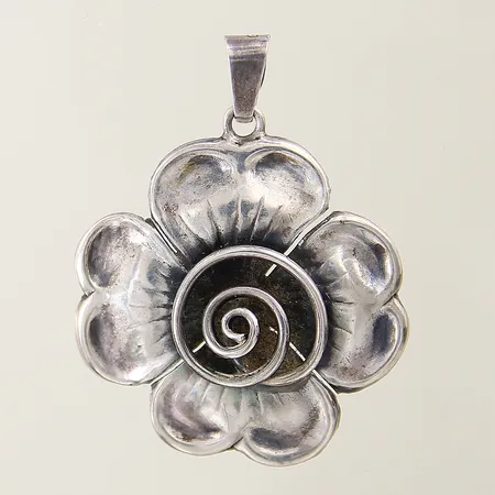 Hänge blomma med mönstrad dekor 43x33mm silver 830/1000 Vikt: 5,7 g