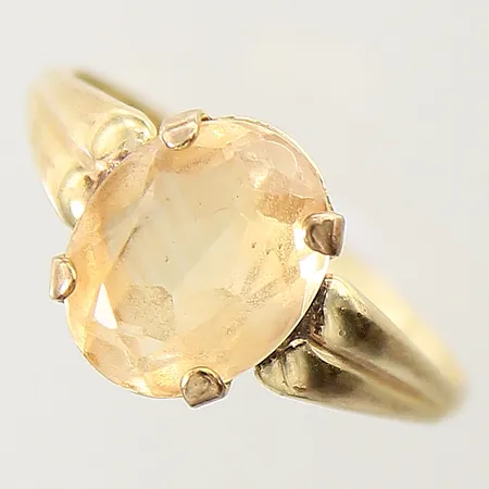 Ring med gul syntetisk safir stl:19¼ bredd 1,8-11,4mm 8K Vikt: 2,1 g