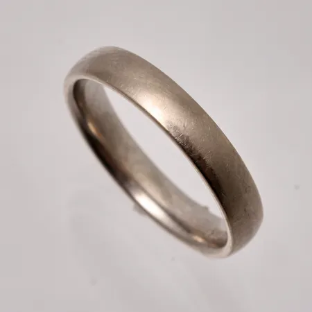 Ring stl:17, bredd 3,6mm, gravyr, 14K vitguld, 3,77g.