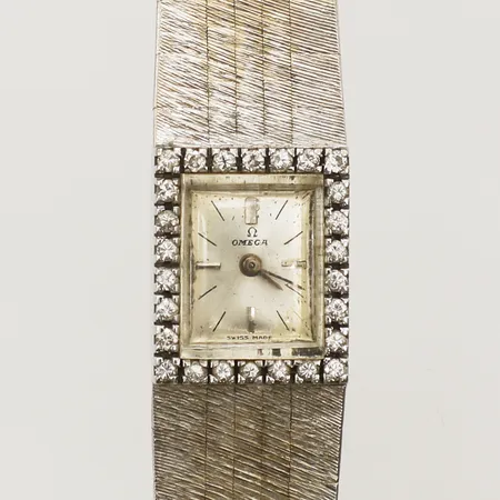 Damur Omega 18K, med diamanter 26xca 0,01ct, Cal:485, verknr:2456401, saknar krona. Vikt: 41,6 g