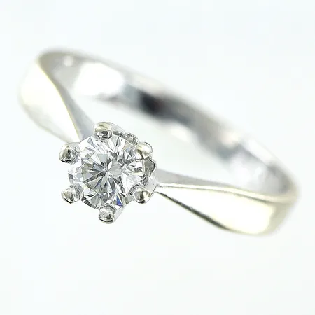 Ring med diamant ca 0,42ct W(H)/SI enligt gravyr, stl: 18, bredd 2,5-5,5mm, vitguld, i behov av rodiering, 18K Vikt: 2,8 g