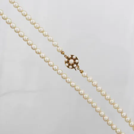 Pärlcollier med odlade saltvattenpärlor, Alton Guldvaruaktiebolag, Falköping år 1968, längd: 73,5 cm, Ø 6 mm, lås i 18K guld. Bruttovikt: 34,5g Vikt: 34,5 g