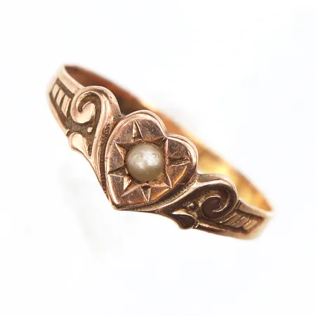 Ring med pärla,storlek 19 mm,bredd 2.1-7.5 mm,14k. Vikt: 1,8 g