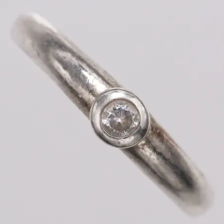 Ring med vit sten Guldfynd stl:18 bredd 4,6-7mm, silver 925/1000 Vikt: 2,9 g