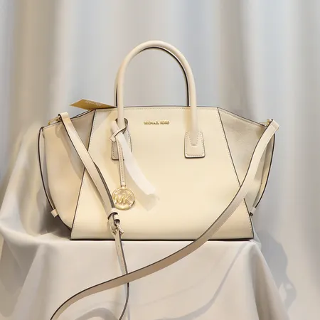 Handväska Michael Kors 43x25cm,  Avril LT Cream, gott skick, mindre slitage med lappar kvar Skickas med postpaket.