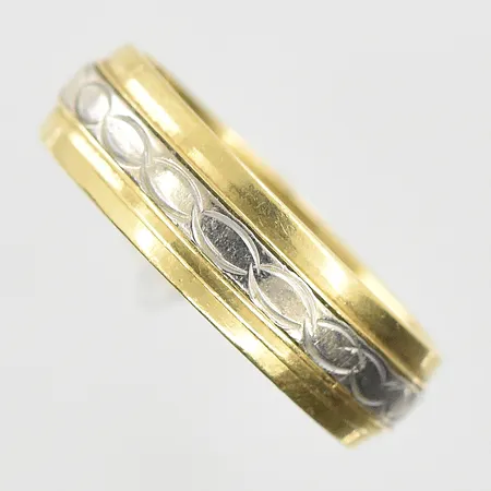 Ring stl:16½ bredd 5mm, gravyr, gulguld/vitguld, 18K. Vikt: 4,2 g