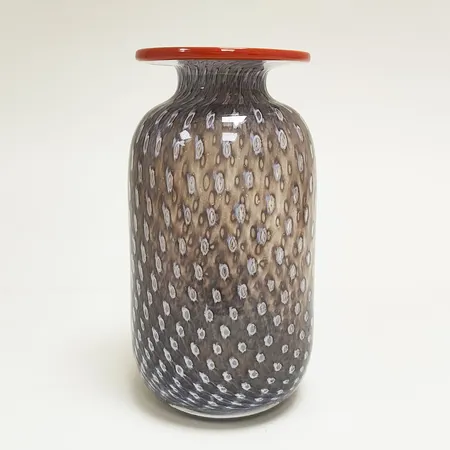 Vas Kosta Boda Cirrus Bertil Vallien, höjd ca 21cm, bredd ca 110mm, nr 48242, signerad, smutsig invändigt Vikt: 0 g Skickas med postpaket.