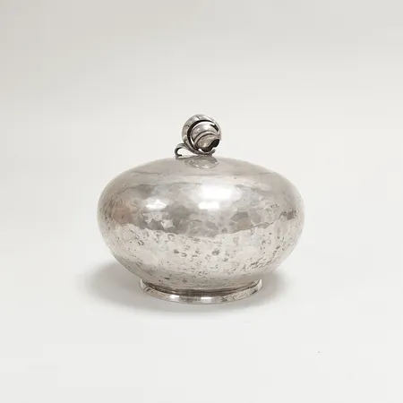 Bonbonjär med hamraddekor, höjd 9,5cm, Ø11,5mm, tyska stämplar, 830/1000 silver  Vikt: 214,1 g