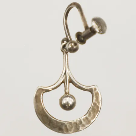 Udda örhänge med hamrad dekor, längd 30mm bredd 18,6mm skruvlås, 925/1000 silver Vikt: 2,5 g