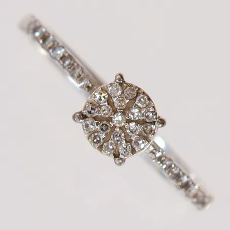 Ring med 8/8-slipade diamanter 8 x 0,01ct 25 x 0,0075ct stl:18 bredd 2,2-6mm GHA vitguld 18K.  Vikt: 2,8 g