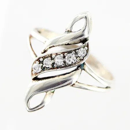 Ring med vita stena stl:18¼ bredd 2-23mm, silver 925/1000. Vikt: 2,2 g