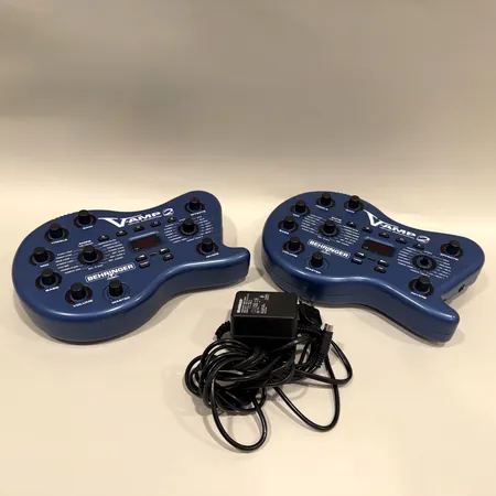 2 gitarrförstärkare Behringer V-AMP 2, serie-nr S0802776153 samt S0802777153, 1 strömkabel, 1 plastplugg saknas, inga övriga tillbehör Skickas med postpaket.
