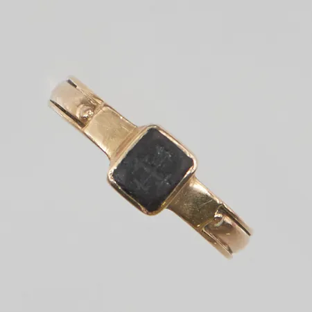Ring stl:16¾ bredd 5mm svart sten med inristad kors, 18K 1,6g.