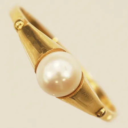 Ring med pärla stl:17¾ bredd 5,4mm, 18K  Vikt: 1,7 g